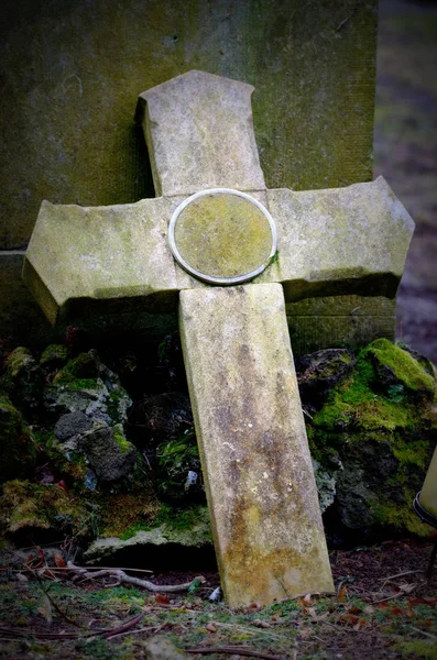在墓地上十字架 — 图库照片