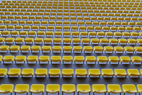 空のスポーツスタジアムの黄色い席の列 — ストック写真