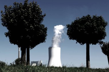 buhar ve duman kömür yakıtlı elektrik santrali Duisburg-Walsum soğutma kulesi çıkar 