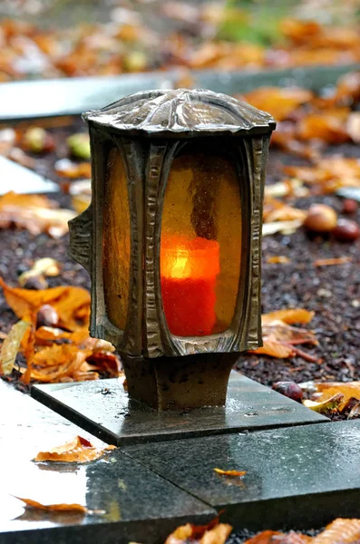 Linterna Tumba Cementerio Una Noche Otoño Lluviosa —  Fotos de Stock