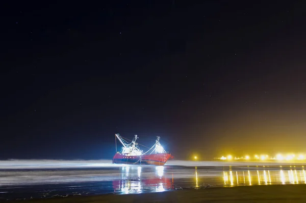 Лодка Застряла Пляже Длинном Ночном Обнажении — стоковое фото