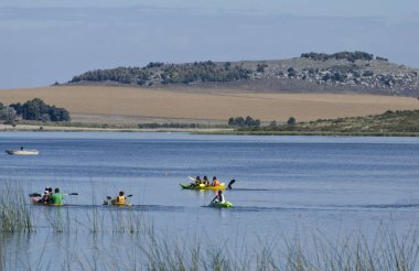 insanlar kayaks göle at binme