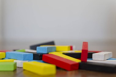 bulmacalar ve sayılar ve uğraşı terapisi, rehabilitasyon veya öğrenme için kullanılan harfler ile renkli resimler