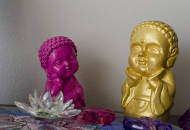 küçük ve renkli Buda heykelleri