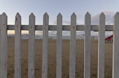 gün batımında plaj arka plan ile ahşap çitler