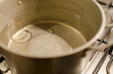 Mantı kırmızı sos ile hazırlama