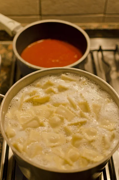 Voorbereiding Van Ravioli Met Rode Saus — Stockfoto