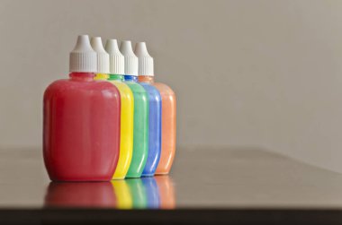 suluboya küçük plastik şişelerde