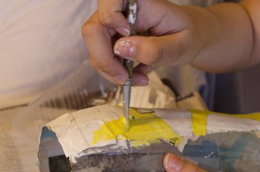 Akrilik boya ile bir kağıt maske boyama kız