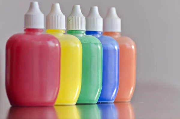 suluboya küçük plastik şişelerde