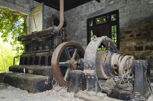 Eski fabrika elektrik jeneratörü patlama motoru