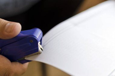 Bazı ofis aksesuarları kullanarak