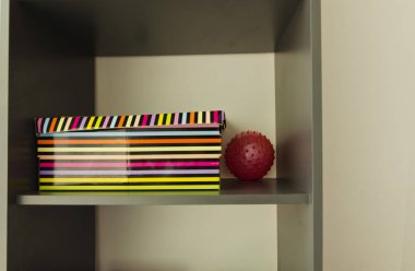 renkli kutu ve kauçuk top ile raf