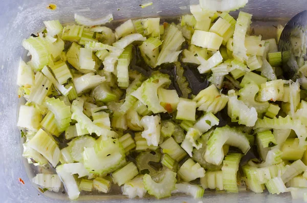 Kereviz salatası için hazırlık