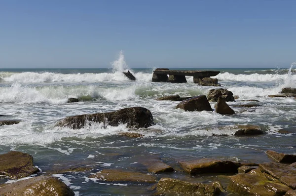 Muelle Roto Castigado Por Las Olas —  Fotos de Stock