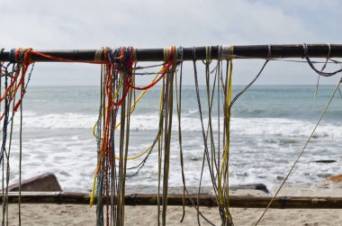 renkli konu sahil yakınında asılı