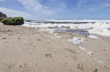 uçurumun dibinde kayaçların deniz manzara