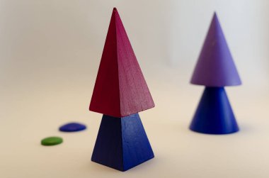 Ahşap, eğitici oyun renkli geometrik şekiller.