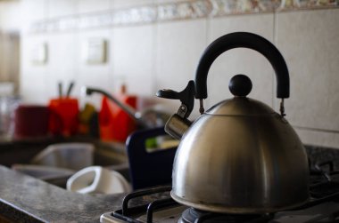mutfakta bir su ısıtıcısı