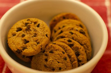 Atıştırmalık veya kahvaltı için çikolata lı kurabiyeler