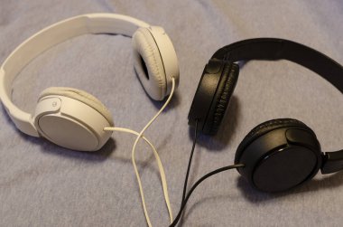 Kulaklıklar farklı renkler. Adam. Kadın