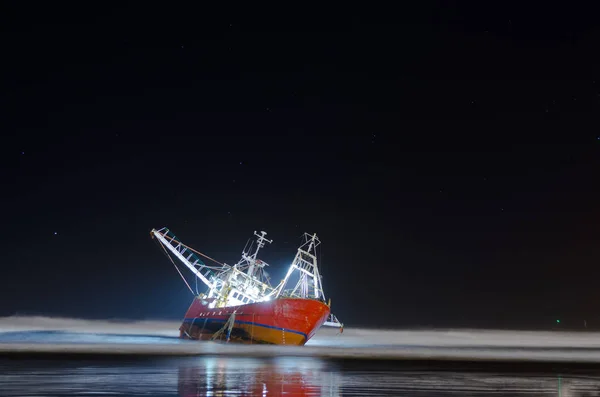 Рыбацкая Лодка Застряла Пляже Долгой Ночи Экспозиции — стоковое фото