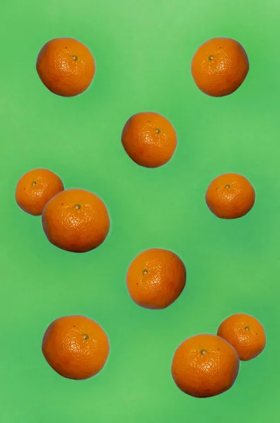 Tangerinas Flutuando Sobre Fundo Colorido Padrão — Fotografia de Stock