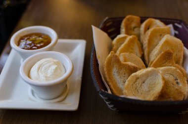 Reçelli ve krem peynirli tost.