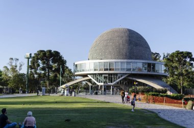 Buenos Aires, Arjantin - 10 / 08 / 2019: Palermo Mahallesi 'ndeki Galileo Galilei Gökevi manzarası. Bir Buenos Aires simgesi.