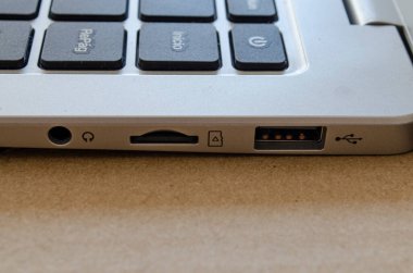 USB portu, hafıza kartı yuvası ve dizüstü bilgisayar stereo jack