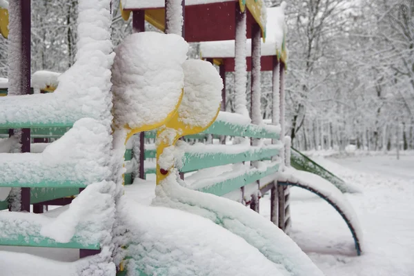 雪の中で黄色の馬 — ストック写真