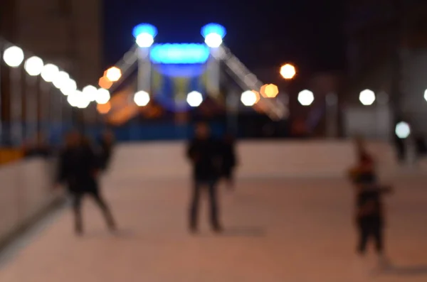 스케이트장에서 스케이트를 사람들의 흐릿한 — 스톡 사진