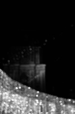 siyah ve beyaz bulanık şehir ışıkları 