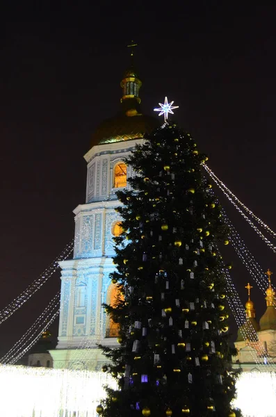 キエフ ウクライナのクリスマス ツリーのビューをぼかします — ストック写真