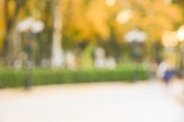 Parkta yürüyüş insanların doğal bokeh arka plan
