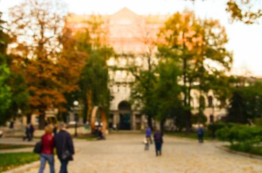 Parkta yürüyüş insanların doğal bokeh arka plan