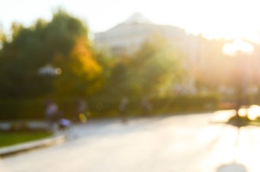 Parkta yürüyüş insanların doğal bokeh arka plan