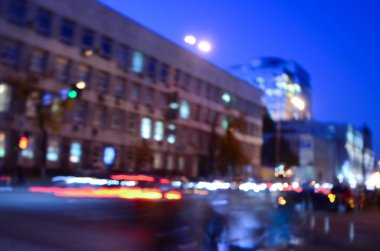 Şehir gece araba hareket ile işlek cadde ışığında bulanık