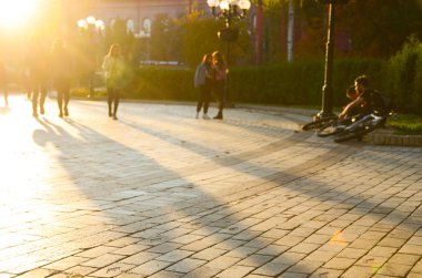 Parkta yürüyüş insanların doğal bokeh arka plan