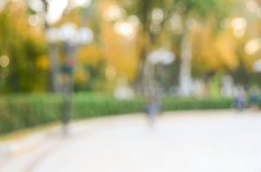 Parkta yürüyüş insanların doğal bokeh arka plan