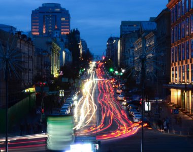 Şehirde gece araba trafiği