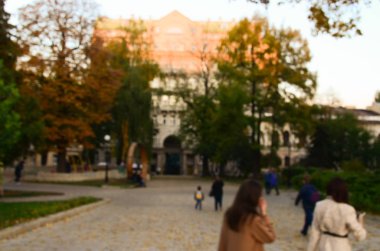 Parkta yürüyüş insanların doğal bokeh arka plan