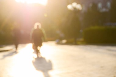 Parkta yürüyüş insanların doğal bokeh arka plan