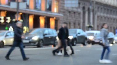 Khreschyatik, Kiev, Ukrayna Merkez cadde boyunca yürüyüş insanların odaklanmamış görünümü