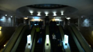 İnsanlar yeraltı yürüyen merdiven sürme , Kiev, Ukrayna