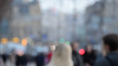 Khreschyatik, Kiev, Ukrayna Merkez cadde boyunca yürüyüş insanların odaklanmamış görünümü