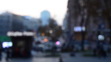 Khreschyatik, Kiev, Ukrayna Merkez cadde boyunca yürüyüş insanların odaklanmamış görünümü