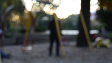 Çocuklar oyun oynarken odaklanmamış görünümünü 