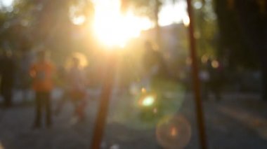 Çocuklar oyun oynarken odaklanmamış görünümünü 