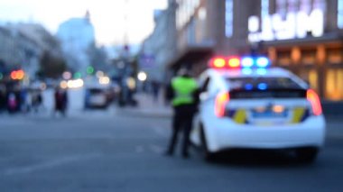 Polis arabası flaşörleri, uyarı ışıkları gün. Kiev, Ukrayna yeni polis ca